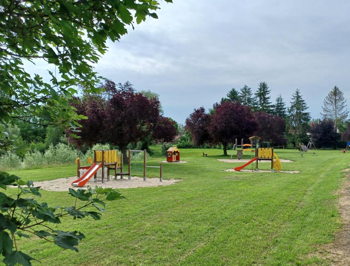 Camping Le Vallage Attigny Екстериор снимка